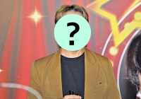 Tài tử than nghèo vì “chỉ có 300 tỷ” xuống sắc ở tuổi 56, rời showbiz sống cùng lúc với 3 cô 'vợ hờ'