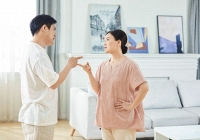 Đỏ mặt mỗi khi nghe vợ chồng hàng xóm cãi nhau