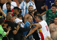 CĐV Argentina và Brazil ẩu đả trên khán đài, Messi bất lực gọi đồng đội vào đường hầm vì trận đấu tạm hoãn