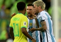 Bị cầu thủ đáng tuổi cháu chê hèn nhát, Messi tức giận dùng tay nắm cổ đối phương và đáp trả cực gắt