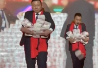 Trúng số độc đắc, người đàn ông có hành động đi vào lòng hội chị em, được dân mạng vỗ tay rần rần 