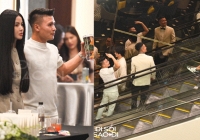 Quang Hải liên tục có hành động khẳng định chủ quyền với Chu Thanh Huyền, vui vẻ giới thiệu nàng với đồng nghiệp