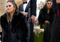 Selena Gomez bất ngờ tham dự hôn lễ tình cũ, biểu cảm thế nào mà gây xôn xao?