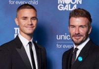 Cậu con trai cầu thủ của Beckham đã có chiều cao 'vượt trội' cha, gây chú ý bởi hành động đặc biệt dành cho bạn gái