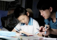 Cha mẹ thạc sĩ nhưng vẫn phải 'bó tay' trước bài toán tiểu học của con, càng nghĩ càng rối tung!