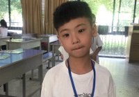 Cậu bé tiểu học làm bài toán tính giá tiền, viết 1 câu mà cô giáo cười nắc nẻ: Lớp có 10 em như này khéo bỏ nghề!