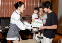 Subeo thay mặt Cường Đô La làm điều này trong sinh nhật mẹ kế, biểu cảm của Đàm Thu Trang đã nói lên quan hệ của hai mẹ con