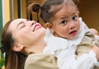 Từ hồi Lisa bé xíu, mẹ Hồ Ngọc Hà đã mua cho 1 cuốn sách cực đắt: Tuy nhiên 'đắt xắt ra miếng', sách giúp học tiếng Anh rất hay