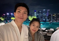 Đoàn Văn Hậu cùng Doãn Hải My tình tứ nơi bể bơi vô cực lớn nhất thế giới, tiếp tục có hành động chứng minh độ 'cuồng' vợ