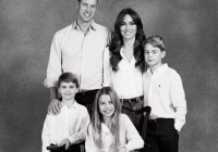 Gia đình William - Kate 'gây sốt' khi công bố ảnh thiệp Giáng sinh đặc biệt chưa từng thấy, Charlotte gây ngỡ ngàng với thần thái ấn tượng