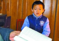 Cậu bé cấp 1 làm bài kiểm tra sai bét nhưng nhìn tờ đề, mẹ đang định mắng đã cười toe toét khen: Con tôi hiếu thảo quá!