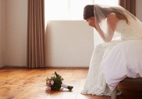 Chỉ một cái nhếch môi của cô gái đến dự tiệc cưới, tôi biết mình đã thua hoàn toàn