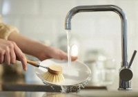  Đầu bếp nhà hàng chỉ ra 3 sai lầm trong thao tác rửa và sắp xếp bát đĩa khiến vi khuẩn sinh sôi