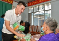 Tiền đạo điển trai đội tuyển Việt Nam tự bỏ tiền làm từ thiện, nhận được mưa lời khen