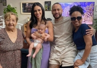 Tuyên bố chia tay Neymar, nữ người mẫu vẫn tươi cười xuất hiện cạnh gia đình bạn trai cũ