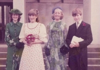 Hé lộ bức ảnh chưa từng được công bố cảnh cố Vương phi Diana làm phù dâu năm 16 tuổi, được mang bán đấu giá hơn 200 triệu VNĐ