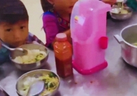11 học sinh, 2 gói mì tôm chan cơm nhưng hiệu trưởng vẫn khẳng định 'đủ cho các cháu ăn': Có lạnh lùng quá không?