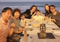 Đại gia đình Heechul (Super Junior) tới Đà Nẵng du lịch, diện mạo 2 thiên thần nhỏ gây chú ý