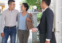 Ngỡ ngàng khi gặp lại bạn gái cũ trong tình huống oái oăm