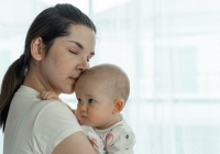 Bỏ con 5 tháng cho chồng trông để đi làm, tôi đau xót tột cùng