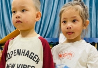 Hồ Ngọc Hà đăng ảnh đi học mẫu giáo của cặp sinh đôi, Leon có hành động cực đáng yêu khi Lisa khóc nhè
