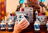 Một loại nước dùng lau bàn thờ 'quen mặt' đang bị dùng sai cách: Chi tiết nhỏ nhưng hay bị bỏ qua