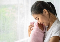 Chồng bỏ mặc vợ vừa sinh con để đi chơi Tết dương lịch với đồng nghiệp