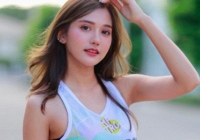 Nổi lên với bức hình bị chụp lén trên đường đua, dân tình lập tức soi 'info' mỹ nhân lạ mặt