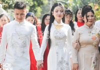 Chu Thanh Huyền nắm chặt tay Quang Hải trong ngày trọng đại, có hành động 'điểm 10' khi đứng cạnh mẹ chồng tương lai