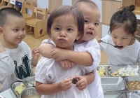 Mỗi năm Hồ Ngọc Hà mất hàng trăm triệu đóng học phí cho con và đây là những món Lisa và Leon được ăn tại trường 