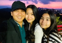 Được bà con cô bác xin chụp ảnh cùng, phản ứng của 2 con gái Quyền Linh khiến bố mẹ 'nở mũi': Gia đình khéo dạy dỗ quá!