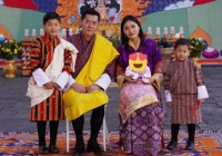 Vợ chồng hoàng hậu 'vạn người mê' của Bhutan đăng ảnh gia đình mừng năm mới, tiểu công chúa 3 tháng tuổi lập tức 'chiếm spotlight'