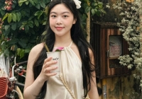 Ái nữ nhà MC Quyền Linh thể hiện EQ 1000 điểm khi xuất hiện cùng Hạt Dẻ và ba nhưng được khen 'đẹp nhất nhà'