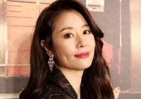 Bức ảnh bế con gái khiến Lâm Tâm Như gặp sóng gió: Là đang quan tâm, bảo vệ con hay chỉ làm màu khoe giàu có?