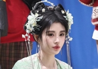 Cúc Tịnh Y lại bị chê mạnh vì quấn 'sương sa hạt lựu' chi chít quanh đầu, netizen ngán ngẩm: 'Đúng là 1000 năm như một'