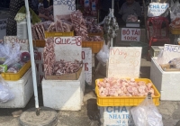 Rùng mình hình ảnh thịt lợn, thịt bò 'bẩn' giá vài chục nghìn, bày tràn lan ngoài vỉa hè: Coi chừng nhiễm khuẩn, ung thư vì ham rẻ