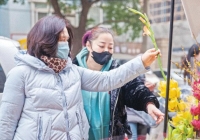 Đi chợ mua hoa thắp hương chị em hãy nhớ 4 KHÔNG này để khỏi bị “hớ”, vừa đỡ tốn tiền lại không rước bực mình vào thân