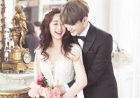 Cặp đôi lắm chiêu trò nhất showbiz: Hết ly hôn giả, vợ lại lên truyền hình khoe cách quản chặt chồng kém 18 tuổi