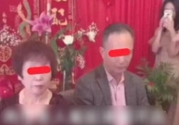 Cô dâu chú rể làm lễ trong đám cưới thì mẹ chồng đột ngột đứng dậy, biết lý do ai cũng phẫn nộ