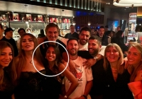Vợ chồng Messi chụp ảnh cùng mỹ nhân Hollywood, bà xã Antonela được khen hết lời vì chọn vị trí đứng tinh tế
