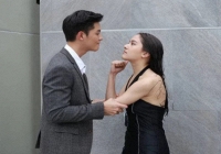 Cầm 5 triệu mẹ chồng đền tiền đôi giày mà tôi thấy xót xa, căm giận chồng mình