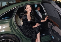 Hoa hậu Hà Kiều Anh diện đầm đen, đeo trang sức triệu đô dự sự kiện, nhan sắc tuổi 48 gây bất ngờ