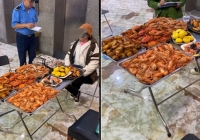 Hà Nội: Nhóm khách đi ăn buffet 'đút túi' 10kg hải sản mang về