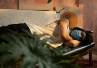  Vì món quà sinh nhật tôi tặng đồng nghiệp mà chồng bực tức ôm gối ra ngủ riêng