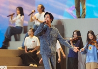 Đen Vâu mở màn gala WeChoice với tiết mục “người bình thường” quá cảm xúc: Đi Theo Bóng Mặt Trời thăng hoa cùng nhạc Trịnh Công Sơn!