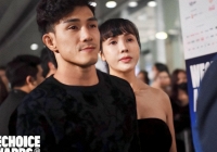 Võ sĩ Nguyễn Trần Duy Nhất tay trong tay với bà xã tại thảm đỏ WeChoice, ấn tượng đặc biệt với thông điệp 'dám đam mê, dám rực rỡ'