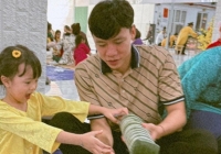 Khoảnh khắc cực hạnh phúc của đội trưởng tuyển đội tuyển Việt Nam và con gái, cùng gói bánh tét hạnh phúc sum vầy ngày Tết