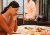 Nhìn mâm cỗ bị mẹ chồng chia đôi với 2 phần hoàn toàn khác biệt mà nước mắt tôi ứa ra