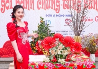 Hoa hậu “hai nhiệm kì” Phan Kim Oanh diện áo dài ngồi chấm thi “gói bánh chưng”