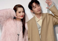 Chi Pu 'xả' ảnh thân thiết bên nam thần huyền thoại Cbiz, visual bén chấp cam thường ở hậu trường Xuân Vãn gây sốt 